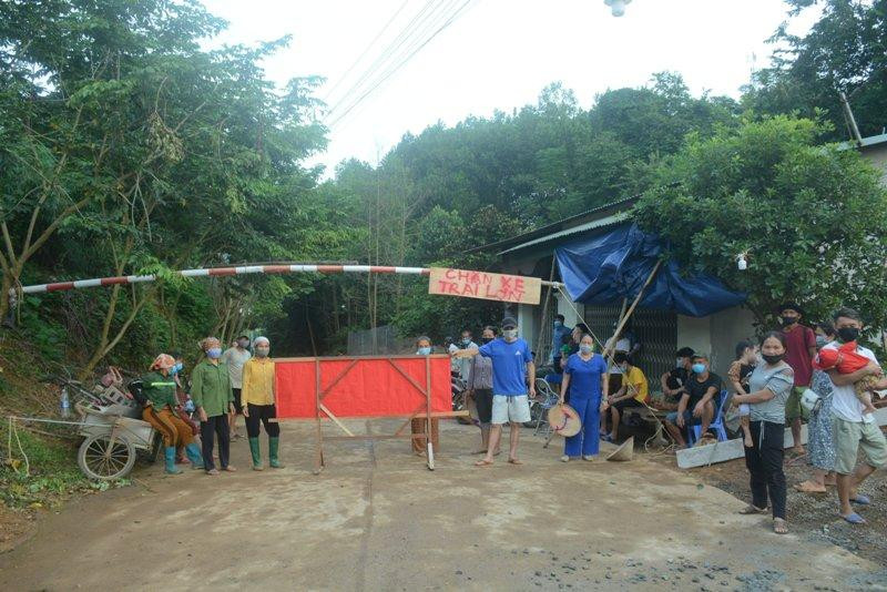 Đến sáng 7/10, barie rào chắn con đường ra vào trang trại lợn vẫn duy trì