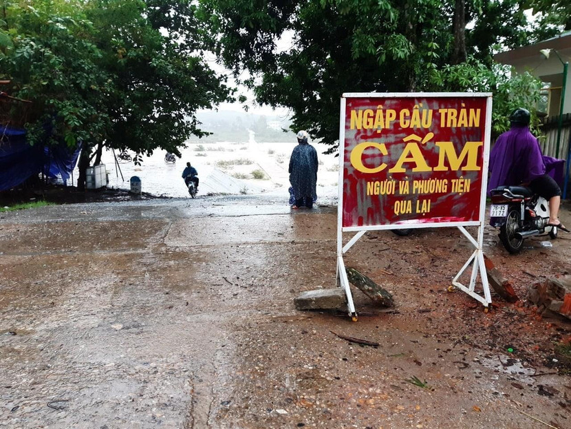 Nhiều cầu, tràn bị ngập, lực lượng chức năng phải cảnh báo và chốt chặn