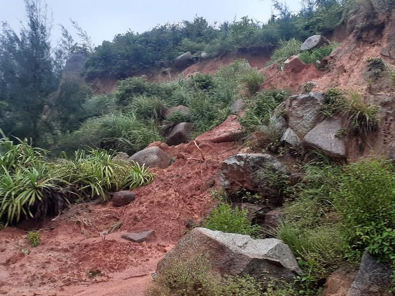 Đường đi Vũng Áng bị sạt lở, ách tắc giao thông