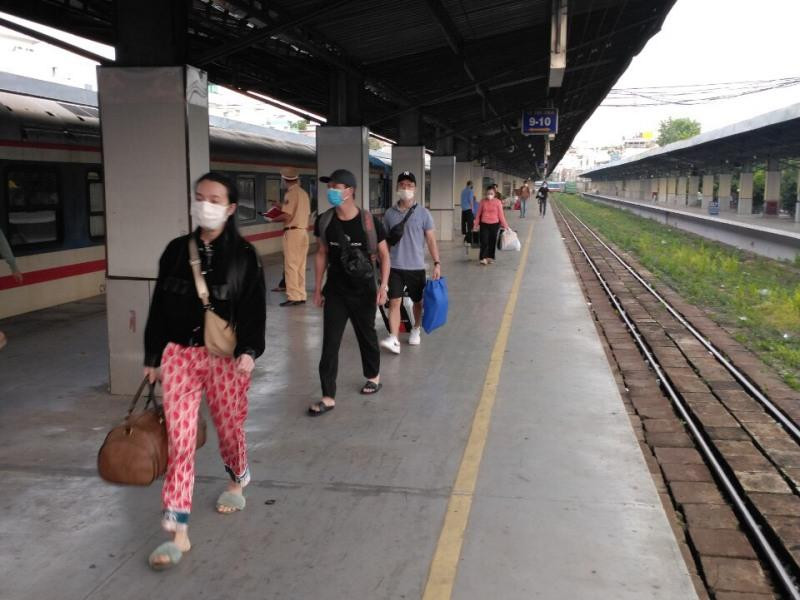 Từ hôm nay, 25/10, hành khách di chuyển bằng máy bay và tàu hỏa không phải ký bản cam kết phòng, chống dịch Covid-19