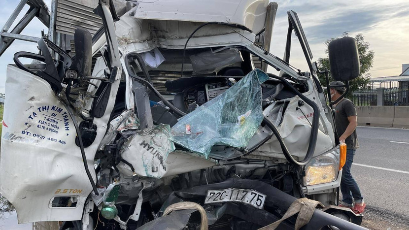 Chiếc xe tải đâm vào đuôi xe đầu kéo làm cabin bẹp dúm Chiếc xe tải đâm vào đuôi xe đầu kéo làm cabin bẹp dúm