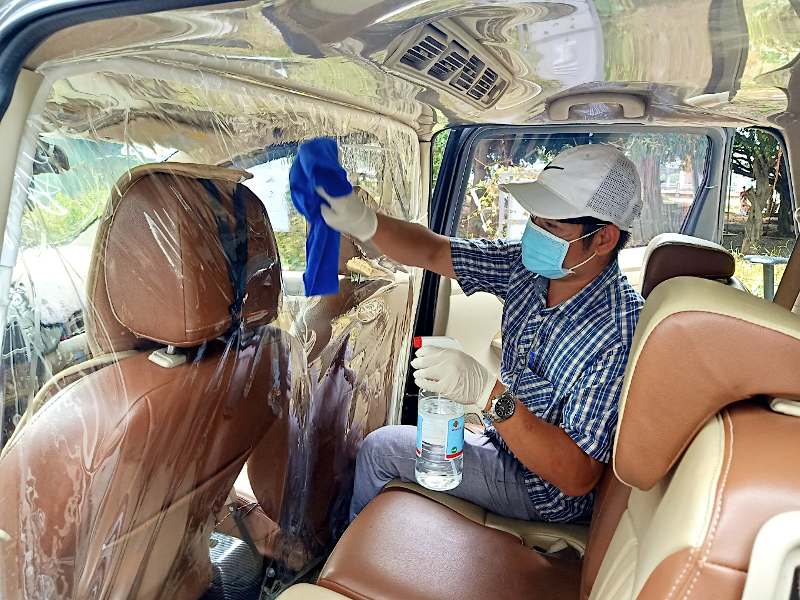 Các xe Grabcar Protect đều trang bị dung dịch rửa tay (ít nhất 70% nồng độ cồn) cho hành khách