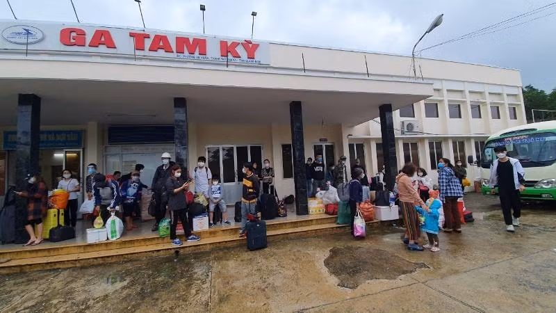 Hơn 250 hành khách mắc kẹt tại ga Tam Kỳ được vận chuyển bằng ô tô do đường sắt ngập, tàu không thể chạy