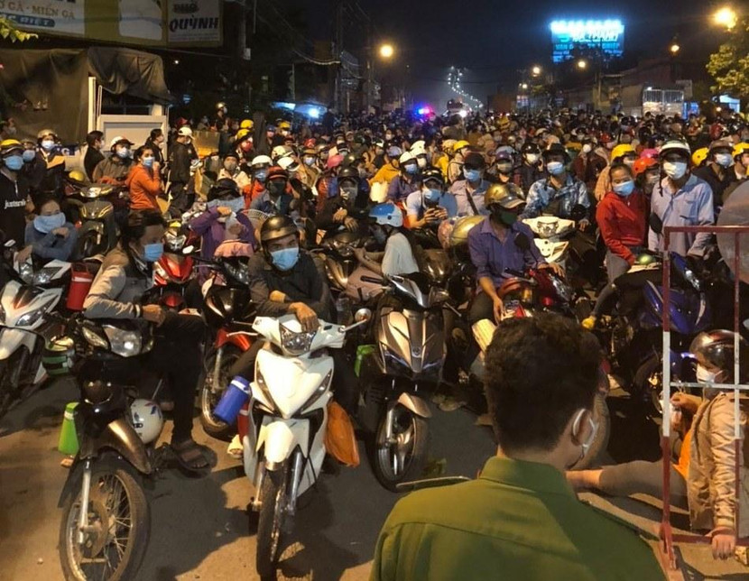 Dòng người rời TP.HCM vào đêm 30/9 rạng sáng ngày 1/10 gây ùn tắc giao thông trên quốc lộ 1A Dòng người rời TP.HCM vào đêm 30/9 rạng sáng ngày 1/10 gây ùn tắc giao thông trên quốc lộ 1A