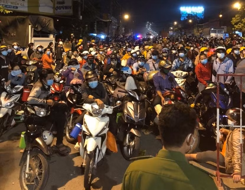 Dòng người rời TP.HCM vào đêm 30/9 rạng sáng ngày 1/10 gây ùn tắc giao thông trên quốc lộ 1A