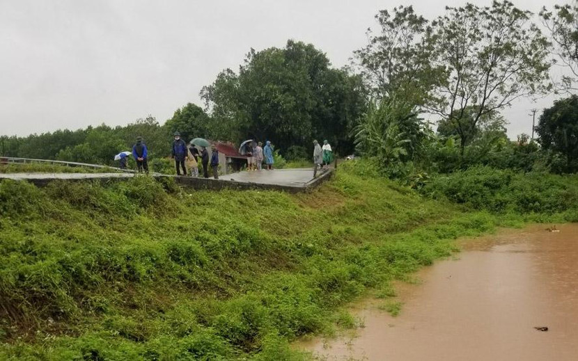 Đê sông Đáy qua địa bàn xã Xuy Xá, Mỹ Đức sạt lở nghiêm trọng