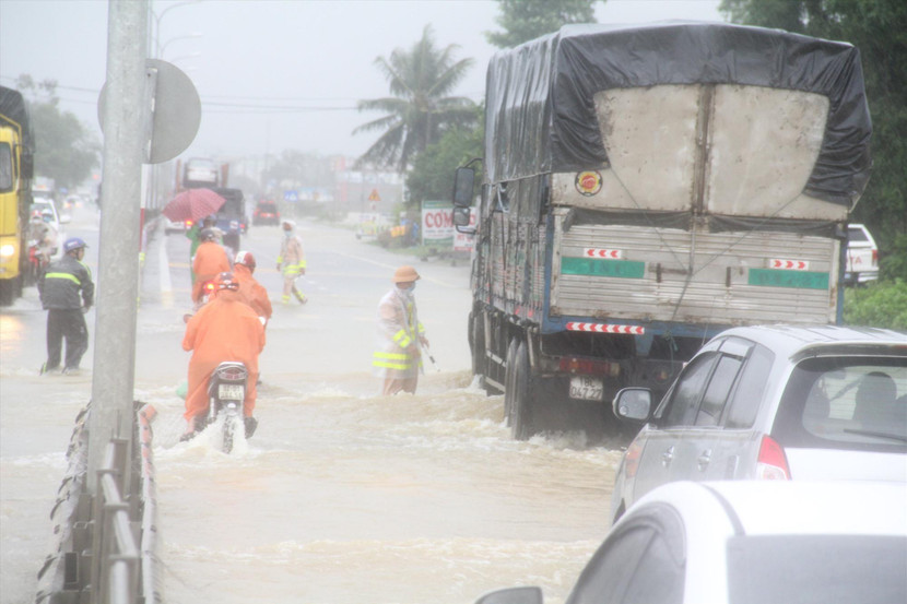 Quốc lộ 1 qua địa bàn tỉnh Quảng Nam nhiều đoạn ngập sâu cả nửa mét, gây khó khăn cho phương tiện qua lại Quốc lộ 1 qua địa bàn tỉnh Quảng Nam nhiều đoạn ngập sâu cả nửa mét, gây khó khăn cho phương tiện qua lại