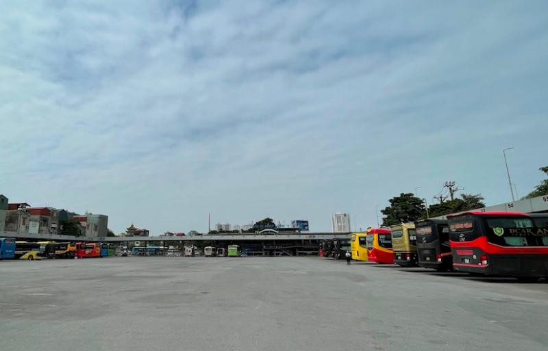 Bến xe hiu hắt, vắng ngắt dù vào cuối tuần