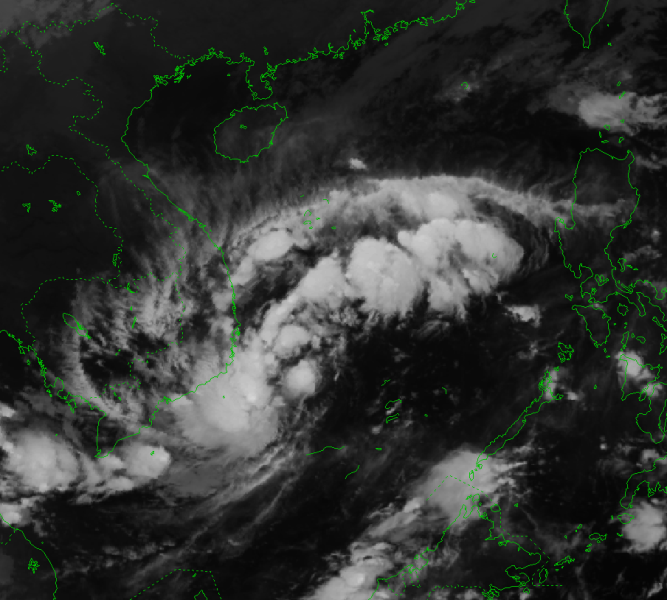 Áp thấp nhiệt đới đang tiến sát đất liền các tỉnh Trung bộ