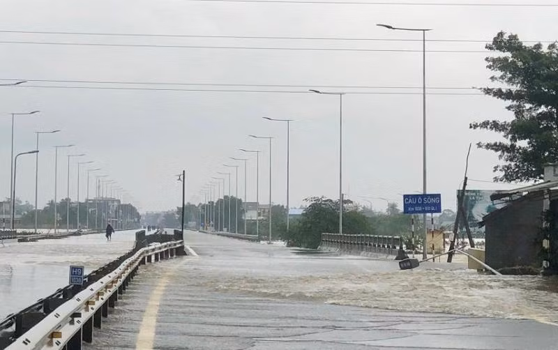 Quốc lộ 1 qua huyện Bình Sơn, Quảng Ngãi ngập sâu không thể lưu thông