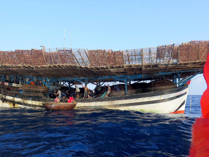 Tàu Cảnh sát biển 8002 đang phối hợp các tàu ngư dân mở rộng khu vực tìm kiếm, hy vọng phát hiện thêm ngư dân mất tích Tàu Cảnh sát biển 8002 đang phối hợp các tàu ngư dân mở rộng khu vực tìm kiếm, hy vọng phát hiện thêm ngư dân mất tích