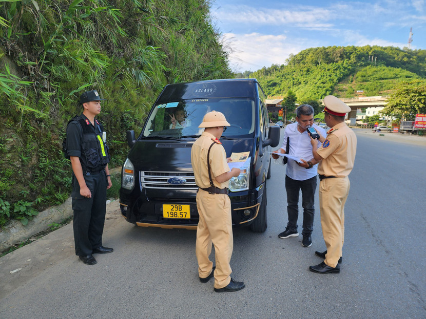 Lực lượng chức năng kiểm tra hoạt động của 1 xe hợp đồng limousine chở khách