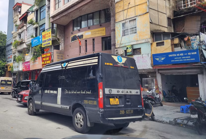 Xe hợp đồng limousine hoạt động như xe khách tuyến cố định nở rộ khắp nơi không được quản lý