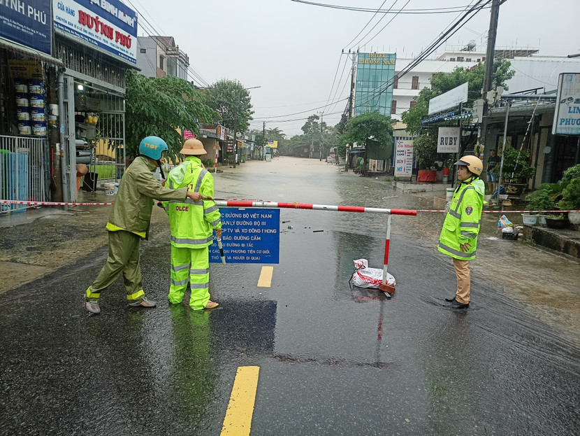 Nhiều tuyến đường ở TP Đà Nẵng bị ngập, chia cắt
