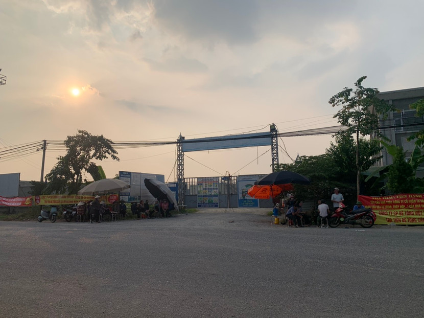 Nhiều nhà thầu phụ tập trung tại trụ sở nhà máy nước mặt Sông Hồng tại xã Liên Hồng, Đan Phượng, Hà Nội đòi tiền thi công Nhiều nhà thầu phụ tập trung tại trụ sở nhà máy nước mặt Sông Hồng tại xã Liên Hồng, Đan Phượng, Hà Nội đòi tiền thi công