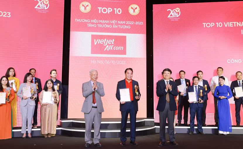 Ông Nguyễn Anh Tuấn - Phó Chủ tịch HĐQT Vietjet (thứ hai từ phải sang) nhận giải thưởng