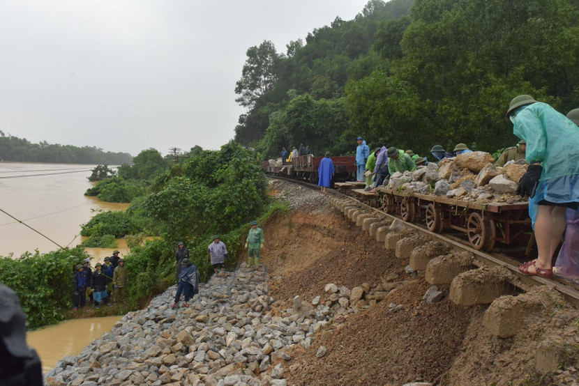 Tập trung khắc phục sạt lở tuyến đường sắt Bắc- Nam qua Hà Tĩnh đến chiều 31/10 đã thông tàu Tập trung khắc phục sạt lở tuyến đường sắt Bắc- Nam qua Hà Tĩnh đến chiều 31/10 đã thông tàu