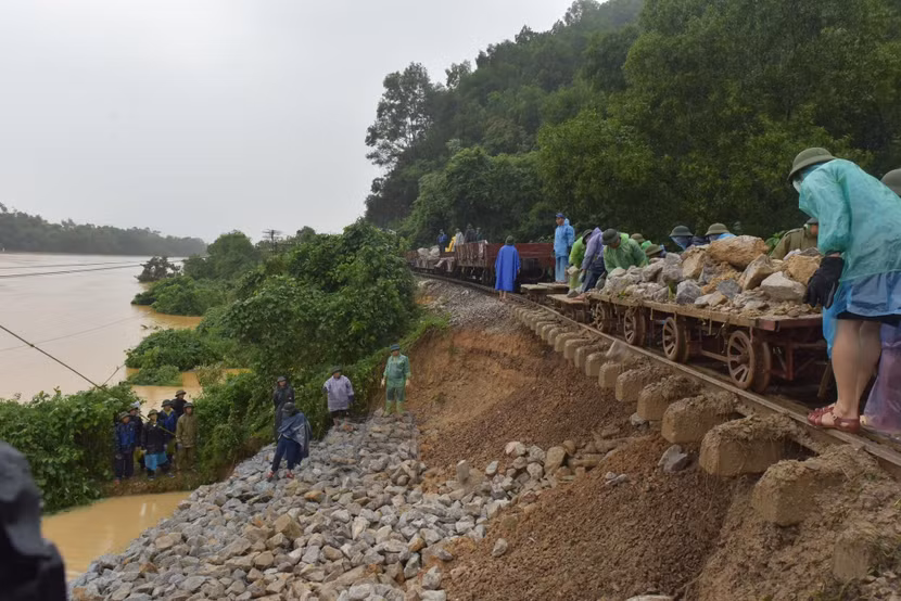 Tập trung khắc phục sạt lở tuyến đường sắt Bắc- Nam qua Hà Tĩnh đến chiều 31/10 đã thông tàu Tập trung khắc phục sạt lở tuyến đường sắt Bắc- Nam qua Hà Tĩnh đến chiều 31/10 đã thông tàu