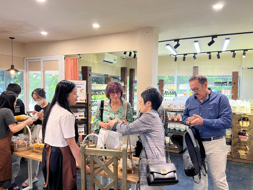 Người tiêu dùng trải nghiệm và mua sắm các phẩm hữu cơ từ Ý