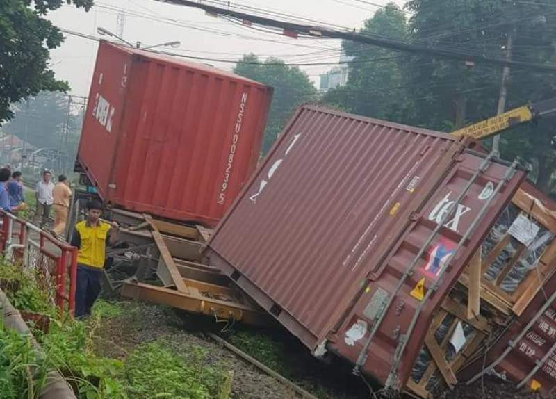 Hiện trường vụ tai nạn tàu hỏa đâm đứt rời xe container ở ga Dĩ An- Biên Hòa