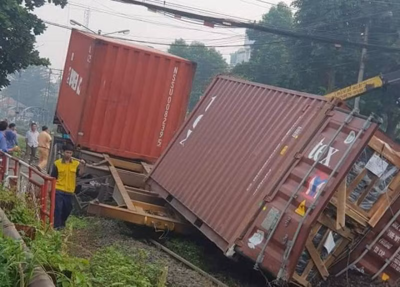 Hiện trường vụ tai nạn tàu hỏa đâm đứt rời xe container ở ga Dĩ An- Biên Hòa