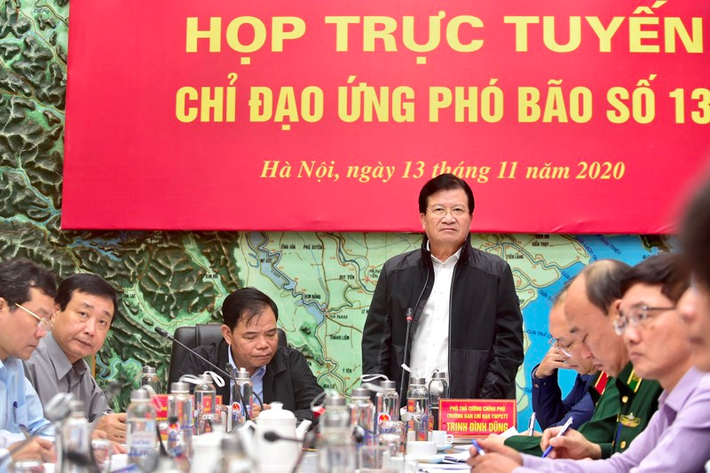 Phó Thủ tướng Trịnh Định Dũng yêu cầu, các tỉnh từ Thanh Hóa đến Bình Định không chủ quan với bão số 13
