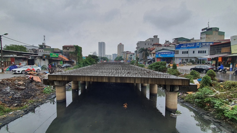 Cầu Đền Lừ dang dở nằm phơi mưa nắng