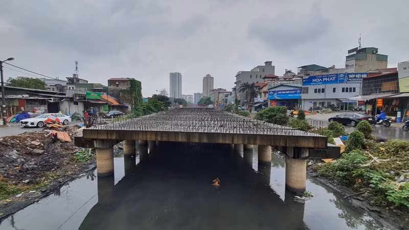 Cầu Đền Lừ dang dở nằm phơi mưa nắng Cầu Đền Lừ dang dở nằm phơi mưa nắng