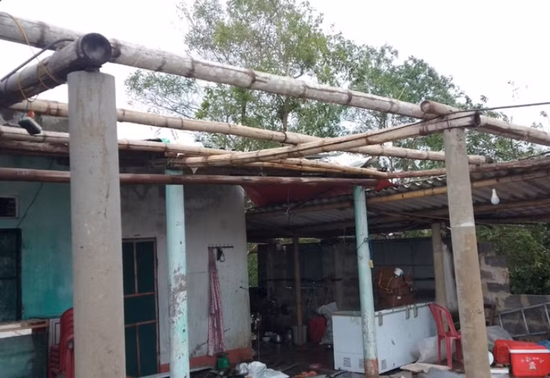 Nhiều nhà dân ở Quảng Bình bị tốc mái do bão số 13
