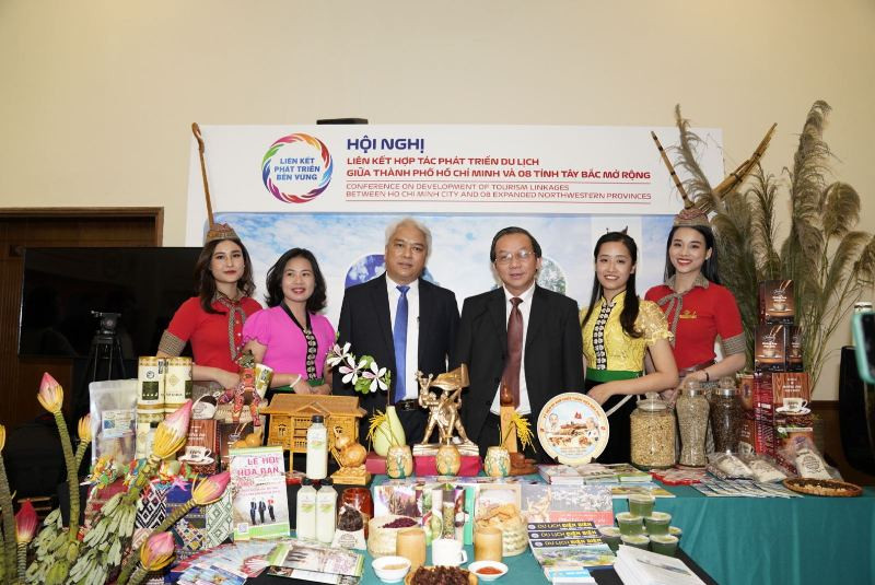 Lãnh đạo Vietjet Air tham quan các gian hàng tại sự kiện