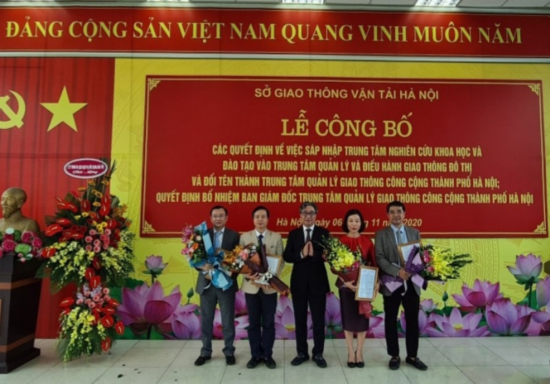 Giám đốc Sở GTVT Hà Nội Vũ Văn Viện chúc mừng Ban giám đốc Trung tâm Quản lý giao thông công cộng Hà Nội