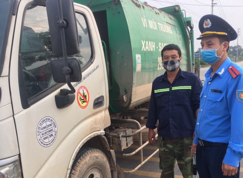Lực lượng thanh tra GTVT kiểm tra xe chở rác trên địa bàn TP
