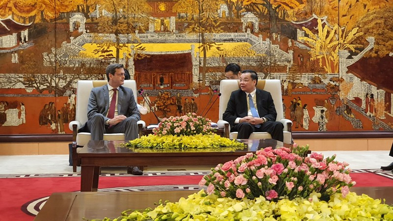 Chủ tịch UBND TP Hà Nội Chu Ngọc Anh làm việc với Giám đốc quốc gia ngân hàng ADB tại Việt Nam vào sáng 4/11