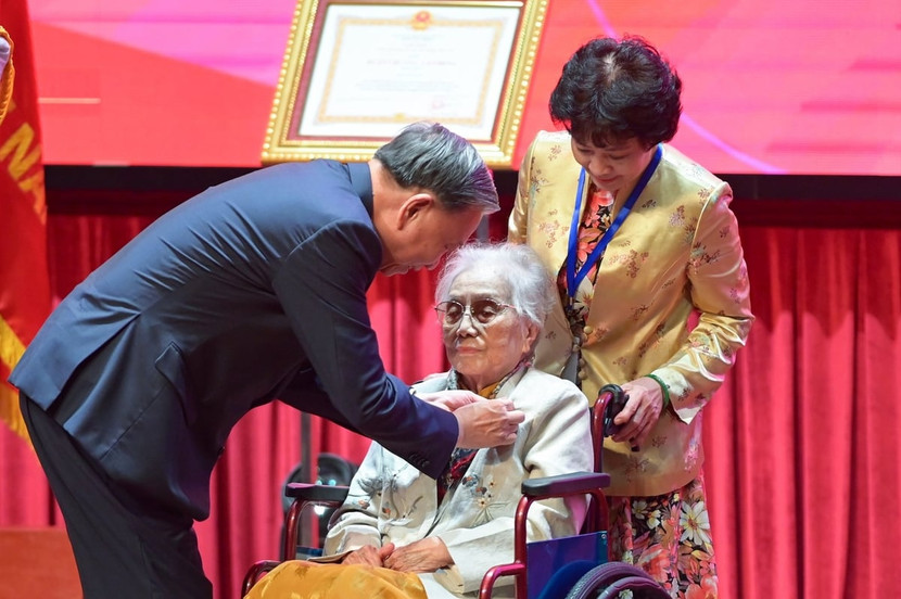 Tổng Bí thư Tô Lâm trao tặng danh hiệu Anh hùng Lao động cho nguyên Phó Chủ tịch nước Nguyễn Thị Bình Tổng Bí thư Tô Lâm trao tặng danh hiệu Anh hùng Lao động cho nguyên Phó Chủ tịch nước Nguyễn Thị Bình