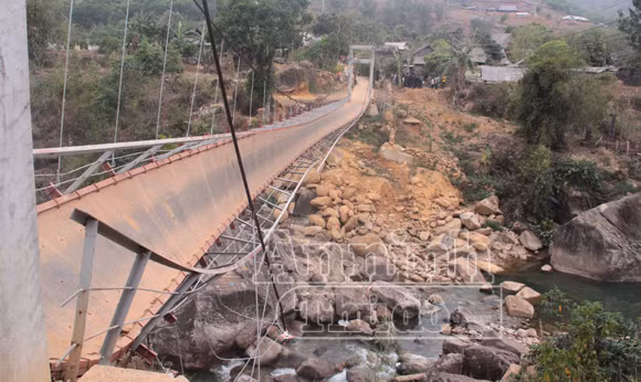 Bộ GTVT kiến nghị Thủ tướng chỉ đạo khởi tố vụ án lật cầu treo Chu Va 6 ảnh 1