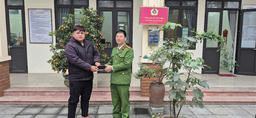 Công an xã Phú Mãn trao trả chiếc điện thoại cho anh Đinh Công Tuyên Công an xã Phú Mãn trao trả chiếc điện thoại cho anh Đinh Công Tuyên