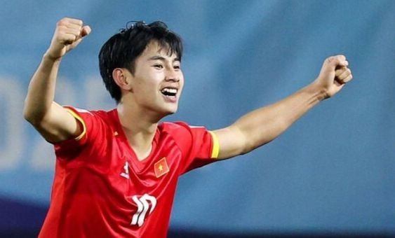 5. Trần Gia Bảo - Phát hiện của thầy Roland Không thể không nhắc đến cái tên nổi bật nhất trên hàng công của U17 Việt Nam là Trần Gia Bảo. Cầu thủ này ghi dấu ấn với bàn thắng gỡ hòa trước U17 Nhật Bản. Gia Bảo sở hữu sự chín chắn ngoài độ tuổi cùng tốc độ và kỹ thuật cá nhân điêu luyện, là mũi nhọn nguy hiểm nhất của U17 Việt Nam. Tiền đạo này sinh ngày 3-1-2008 ở Lâm Đồng, cao 1m80, nặng 70kg và là sản phẩm của lò đào tạo HAGL.