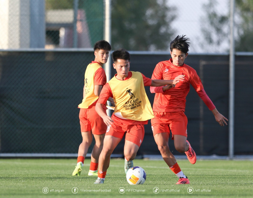 3. Đậu Hồng Phong - “Trái tim” tuyến giữa Là mẫu tiền vệ có lối chơi thông minh và đầy nhiệt huyết, Hồng Phong đóng vai trò quan trọng trong việc điều tiết nhịp độ trận đấu. Sự điềm tĩnh trong xử lý bóng, khả năng tranh chấp và phân phối bóng hợp lý của Hồng Phong giúp U17 Việt Nam duy trì được sự cân bằng giữa tấn công và phòng ngự.