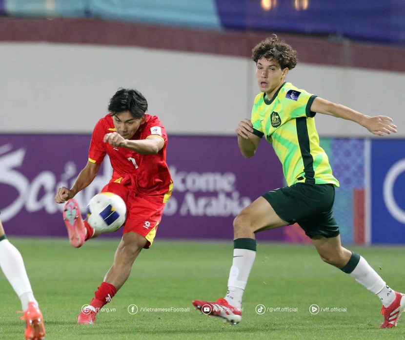 4. Hoàng Trọng Duy Khang - “Nhạc trưởng” sáng tạo Là cầu thủ có lối chơi kỹ thuật, Duy Khang mang đến sự sáng tạo cần thiết cho hàng tiền vệ U17 Việt Nam. Những pha xử lý mềm mại, những đường chuyền sắc bén của tiền vệ này đã giúp đội nhà tạo ra nhiều cơ hội ghi bàn. Duy Khang chính là người sút tung lưới U17 Australia trận ra quân. Ngoài ra, Duy Khang cũng không ngại lùi sâu hỗ trợ phòng ngự khi cần thiết, thể hiện sự toàn diện trong lối chơi.