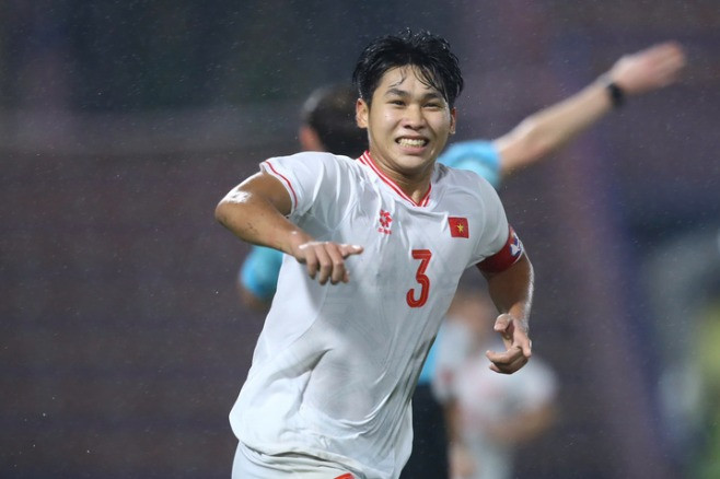 2. Lê Huy Việt Anh - “Hòn đá tảng” nơi hàng thủ Sở hữu thể hình lý tưởng và lối chơi mạnh mẽ, Lê Huy Việt Anh là chốt chặn đáng tin cậy của U17 Việt Nam. Trung vệ này không chỉ xuất sắc trong tranh chấp tay đôi mà còn có khả năng phán đoán tình huống thông minh. Trong suốt giải đấu, Việt Anh thường xuyên có những pha cắt bóng quan trọng, giúp U17 Việt Nam đứng vững trước những hàng công mạnh.