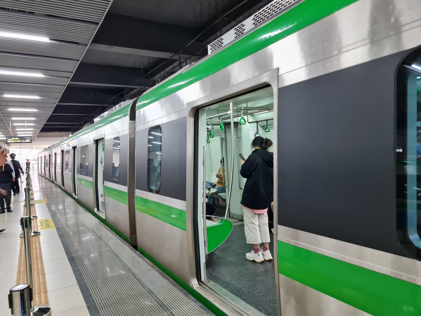 Không ít người dân đã bỏ phương tiện cá nhân để di chuyển bằng tàu Cát Linh- Hà Đông trên tuyến này