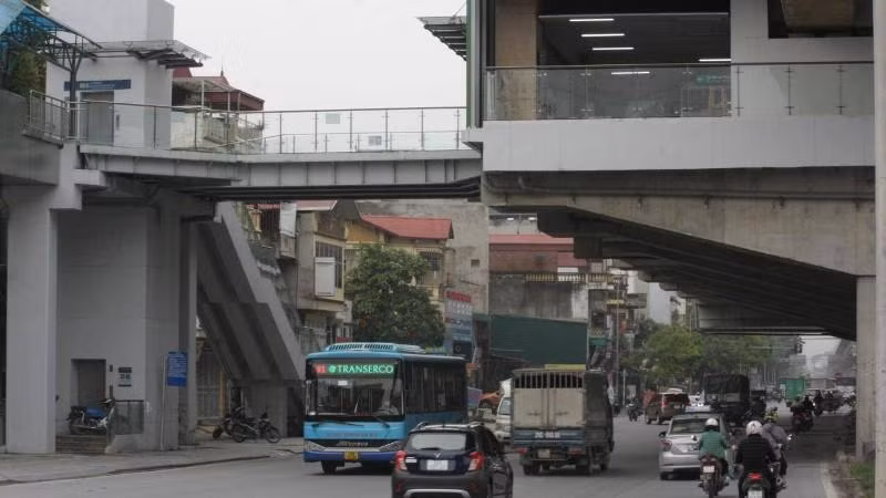 Có 55 tuyến buýt kết nối với đường sắt Cát Linh- Hà Đông để phục vụ khách đi lại