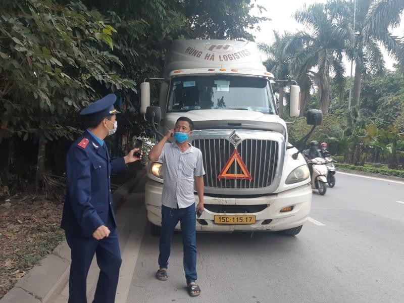 Lực lượng chức năng kiểm tra xe chở quá tải trên địa bàn TP Hà Nội