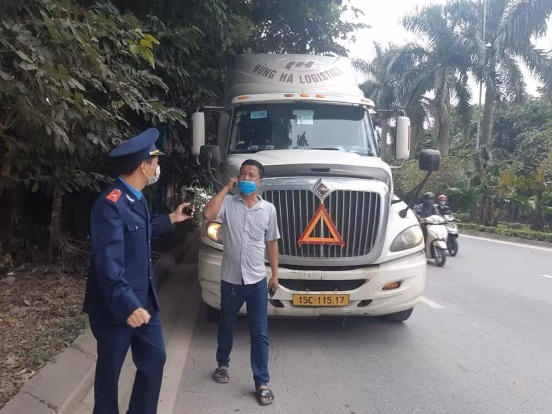 Lực lượng chức năng kiểm tra xe chở quá tải trên địa bàn TP Hà Nội Lực lượng chức năng kiểm tra xe chở quá tải trên địa bàn TP Hà Nội