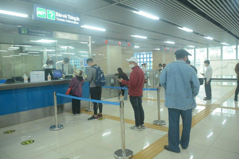 Sáng nay, 21/11, nhiều người dân xếp hàng mua vé tàu Cát Linh- Hà Đông