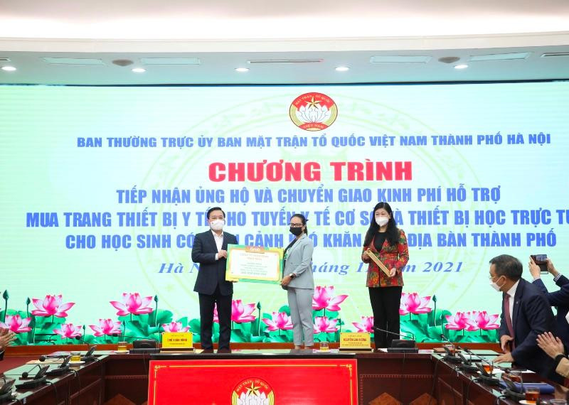 Đại diện Grab Việt Nam trao tặng 100 máy tính bảng cho Ủy ban Mặt trận Tổ quốc Việt Nam TP Hà Nội Đại diện Grab Việt Nam trao tặng 100 máy tính bảng cho Ủy ban Mặt trận Tổ quốc Việt Nam TP Hà Nội