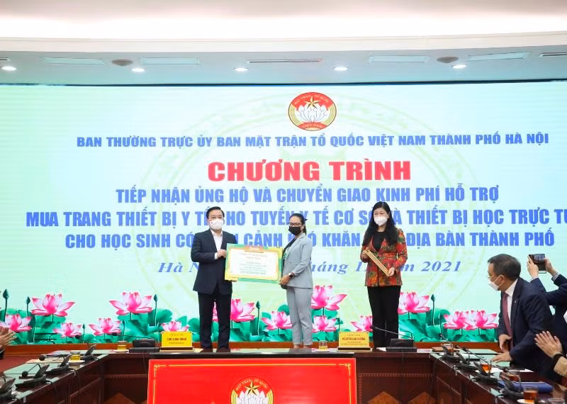 Đại diện Grab Việt Nam trao tặng 100 máy tính bảng cho Ủy ban Mặt trận Tổ quốc Việt Nam TP Hà Nội