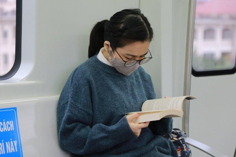 Nhiều bạn trẻ tranh thủ đọc sách trên đường di chuyển