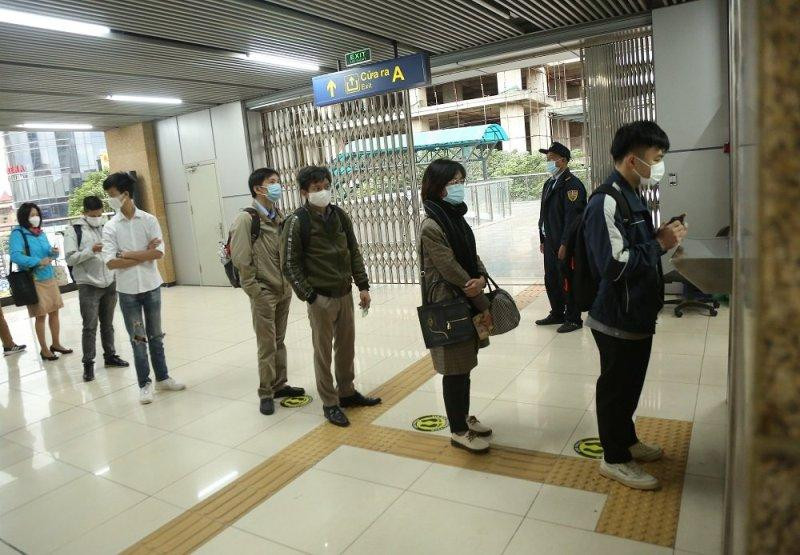 Sáng thứ Hai đầu tuần, nhiều người dân xếp hàng mua vé tàu Cát Linh- Hà Đông