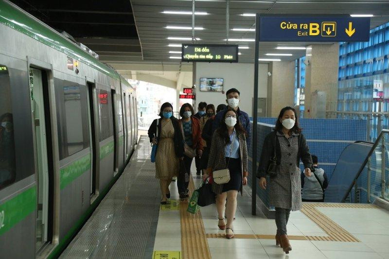 Người dân tất bật lên tàu Cát Linh- Hà Đông cho kịp giờ đến cơ quan